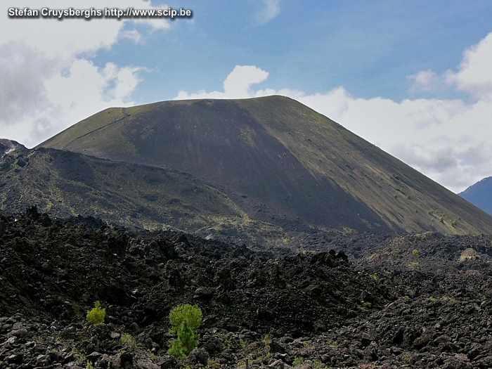Uruapan - Paricutin The Paricutin vulkaan is de jongste in de wereld. In 1943 barstte deze uit en de kegel groeide met meer dan 330m. Na een 3-tal uren wandelen  sta je op de top. Stefan Cruysberghs